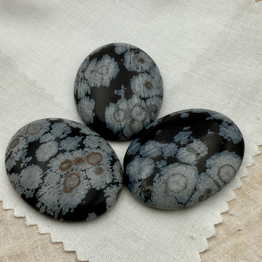Snowflake Obsidian Worry Stone – Polished Palm Crystal, Metaphysical Gift