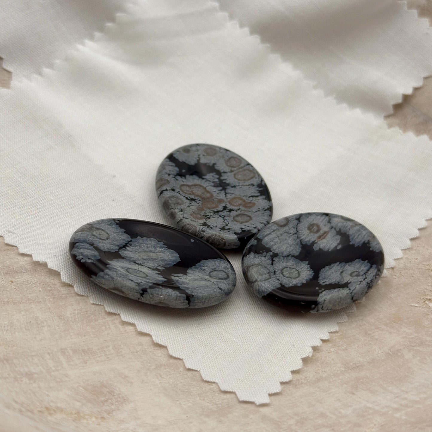 Snowflake Obsidian Worry Stone – Polished Palm Crystal, Metaphysical Gift