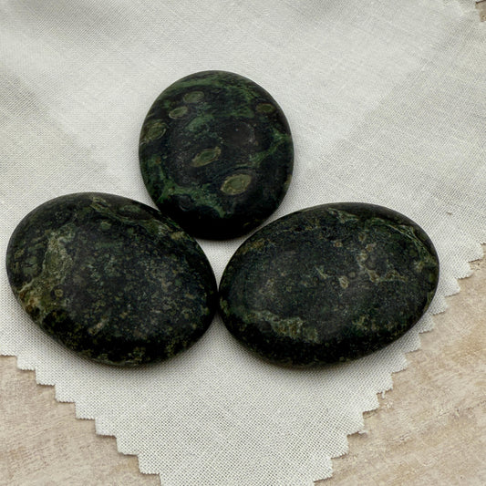 Kambaba Jasper Worry Stone – Oval Palm Crystal, Grounding Energy
